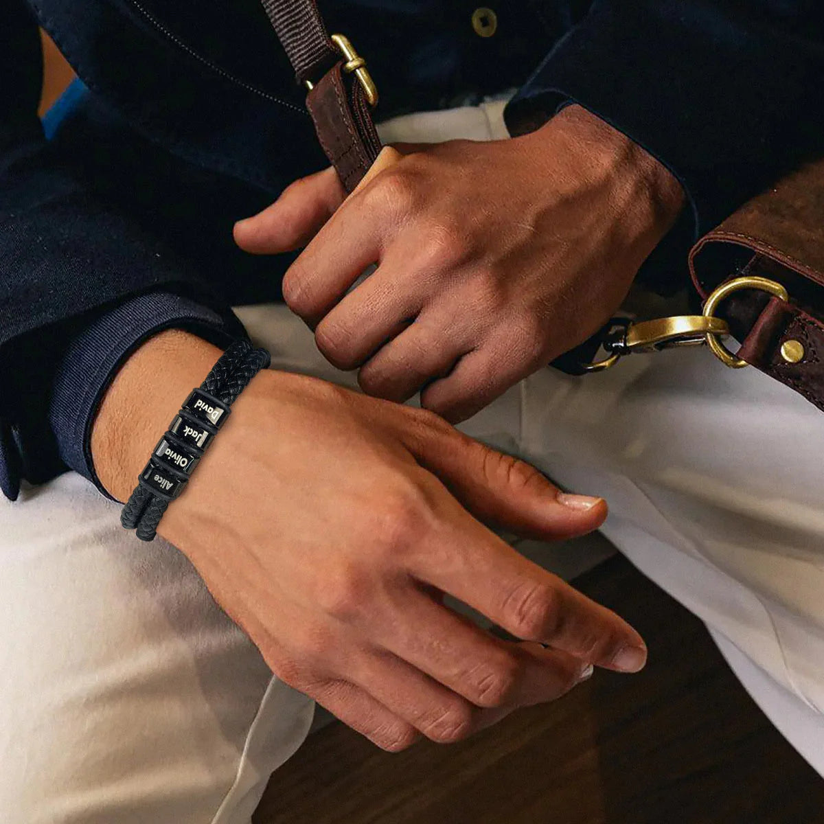 Pulseira Estilo em Couro Personalizável! Grave os nomes de quem ele ama!