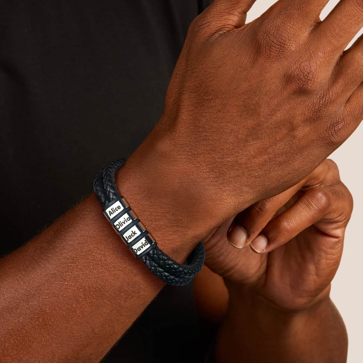 Pulseira Estilo em Couro Personalizável! Grave os nomes de quem ele ama!