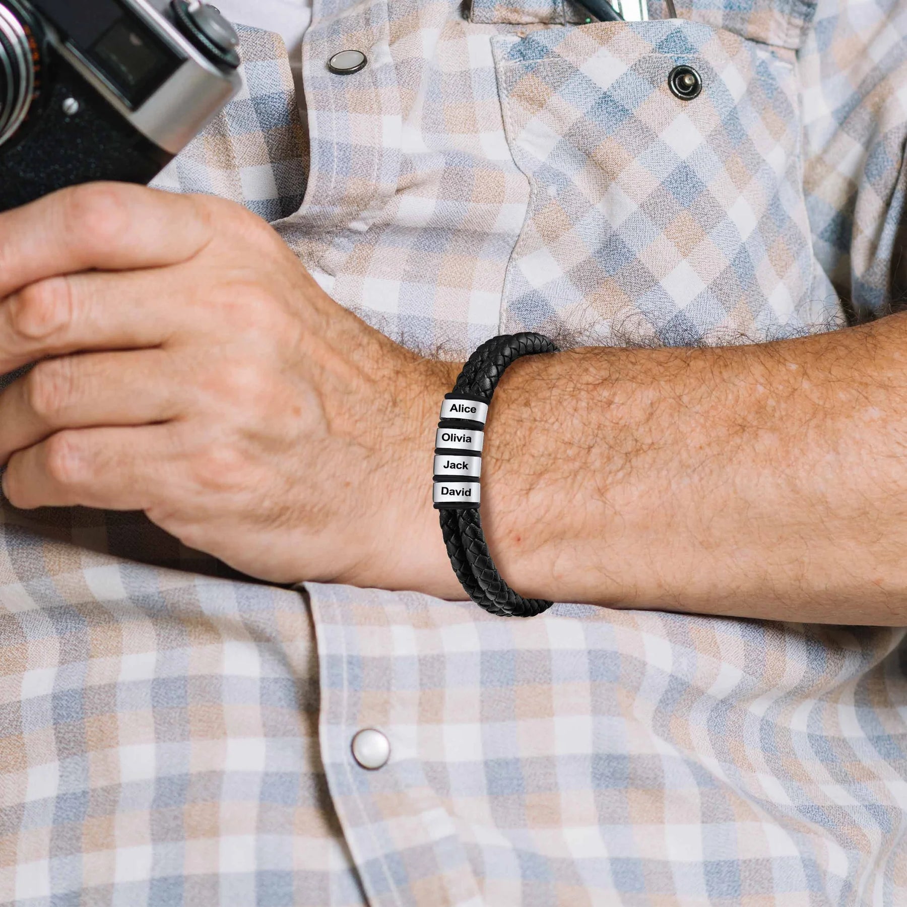 Pulseira Estilo em Couro Personalizável! Grave os nomes de quem ele ama!